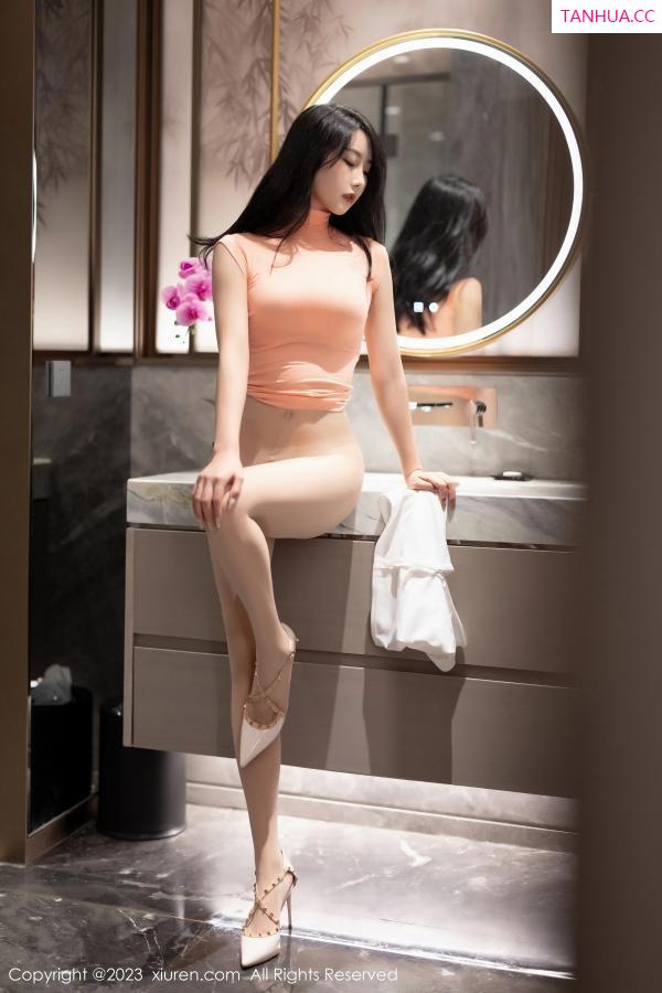   [XiuRen]高清写真图 2023.11.06 No.7619 苏苏阿 短裙美腿第30张图片